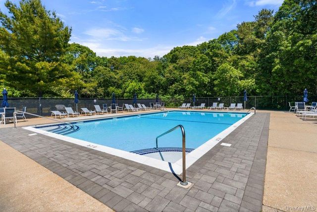 532 Race Place, Oakdale, NY 11769