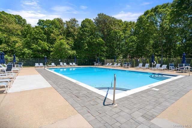 532 Race Place, Oakdale, NY 11769