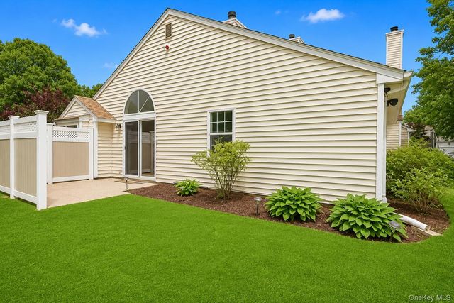 532 Race Place, Oakdale, NY 11769