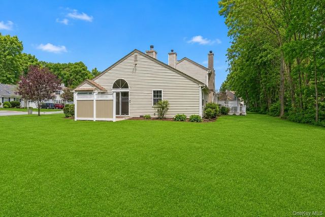 532 Race Place, Oakdale, NY 11769