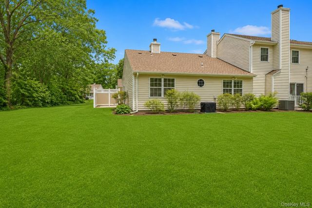 532 Race Place, Oakdale, NY 11769