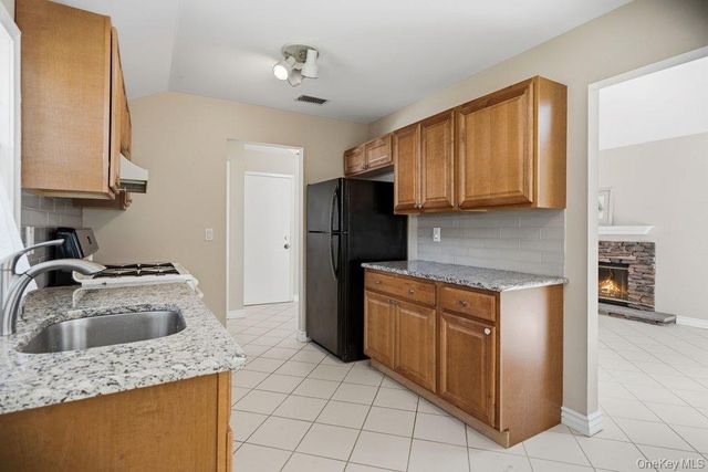 532 Race Place, Oakdale, NY 11769