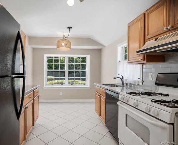 532 Race Place, Oakdale, NY 11769