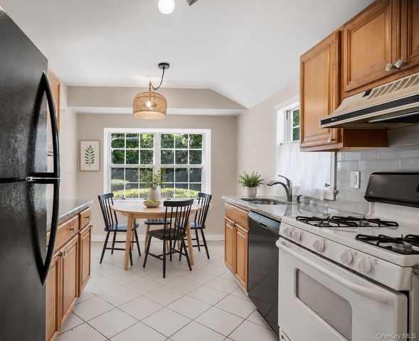532 Race Place, Oakdale, NY 11769