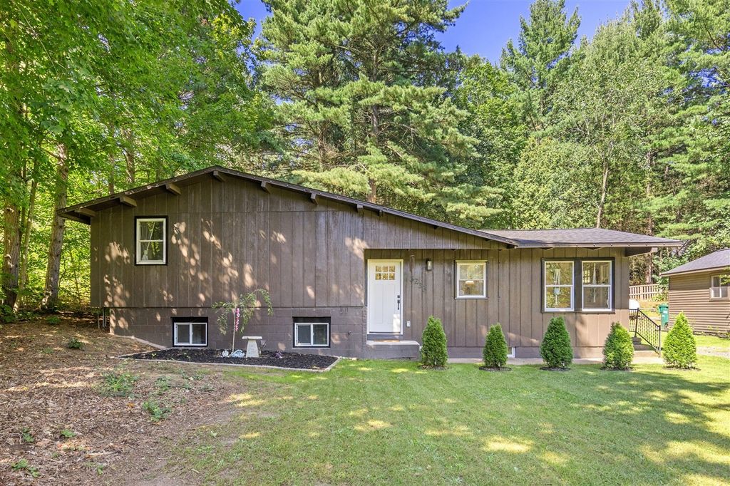 3233 13 Mile Road, Rockford, MI 49341