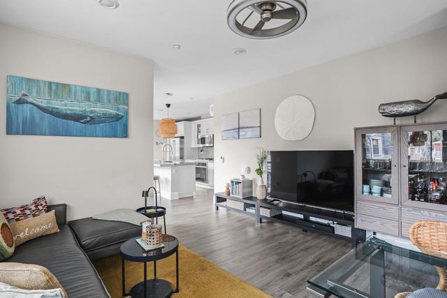 810 Santa Barbara Pl, San Diego, CA 92109