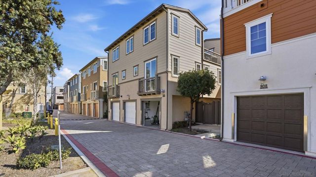 810 Santa Barbara Pl, San Diego, CA 92109