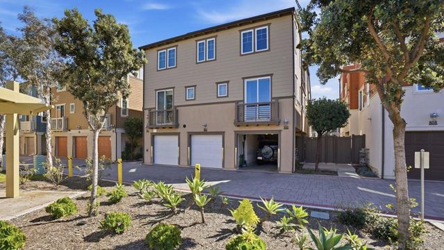 810 Santa Barbara Pl, San Diego, CA 92109