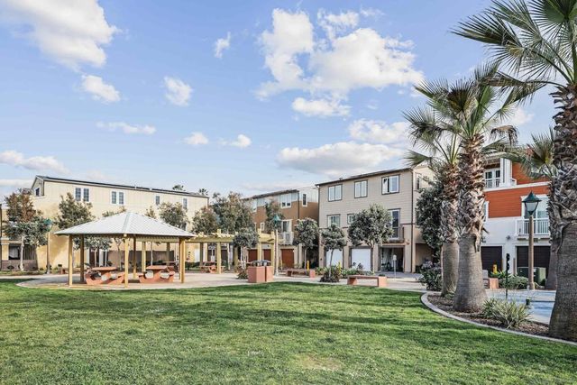 810 Santa Barbara Pl, San Diego, CA 92109