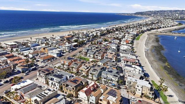 810 Santa Barbara Pl, San Diego, CA 92109