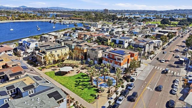 810 Santa Barbara Pl, San Diego, CA 92109