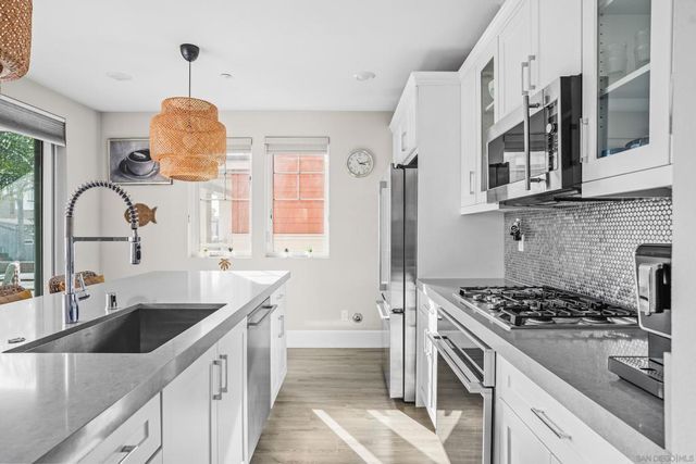 810 Santa Barbara Pl, San Diego, CA 92109