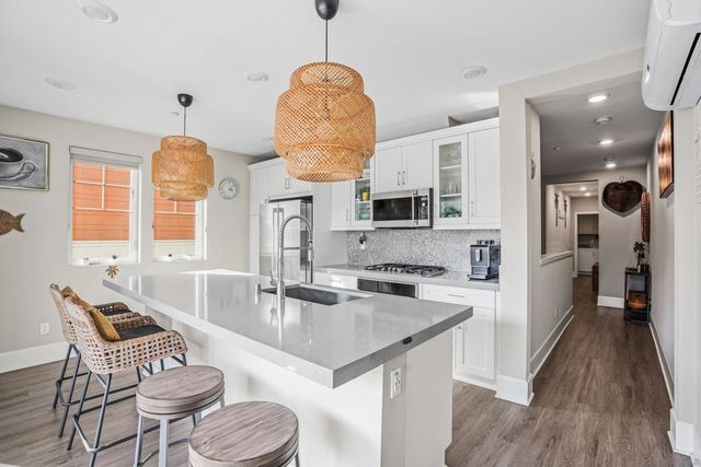 810 Santa Barbara Pl, San Diego, CA 92109