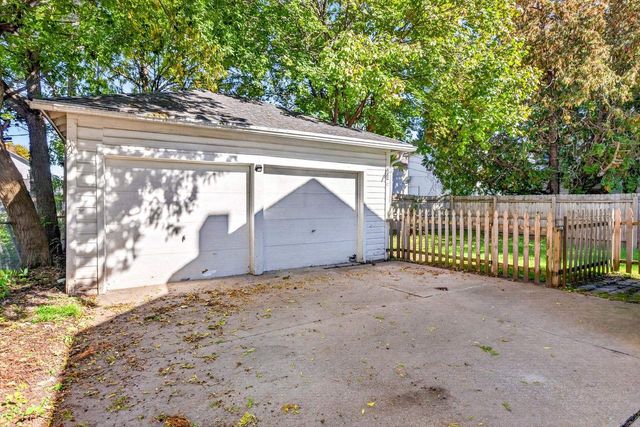 210 W 16TH AVENUE, Oshkosh, WI 54902