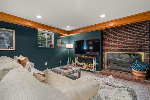 47 Indian Head Rd, Framingham, MA 01701