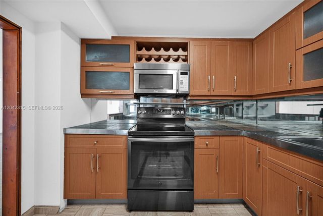 2750 NE 183rd St 2410, Aventura, FL 33160