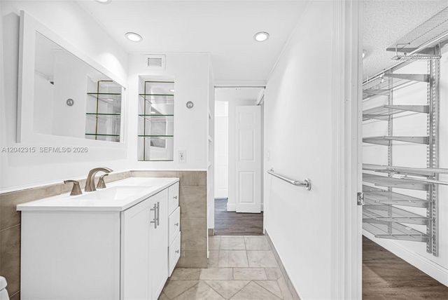 2750 NE 183rd St 2410, Aventura, FL 33160