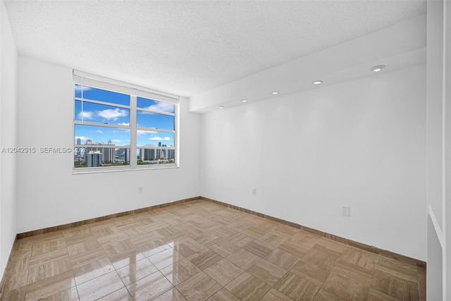 2750 NE 183rd St 2410, Aventura, FL 33160