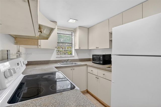 1600 S Le Jeune Rd 9, Coral Gables, FL 33134