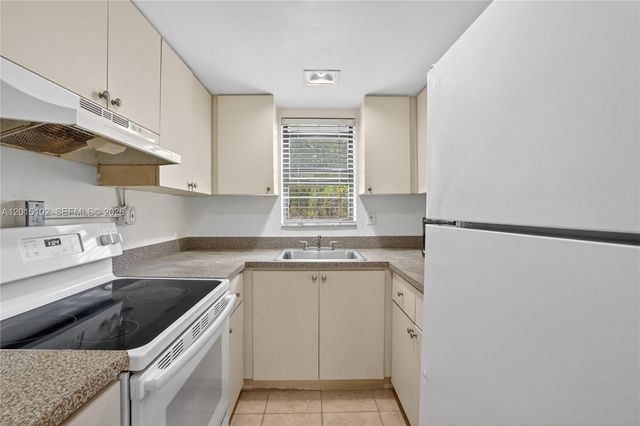 1600 S Le Jeune Rd 9, Coral Gables, FL 33134
