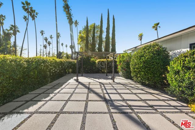 17141 Sherman Way, Los Angeles, CA 91406