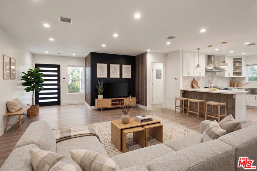 17141 Sherman Way, Los Angeles, CA 91406