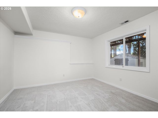 2331 TODD St, Eugene, OR 97405