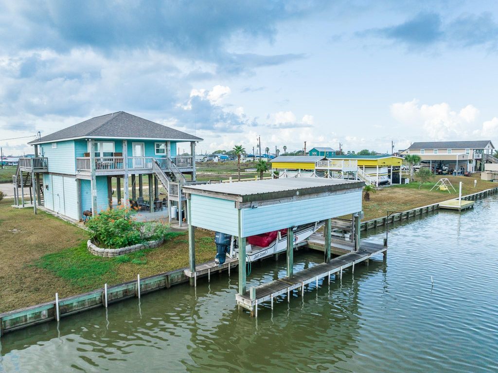 115 Albacore Street, Sargent, TX 77414