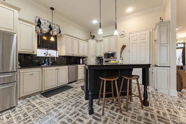 6216 Breeze Point Dr, Gonzales, LA 70737