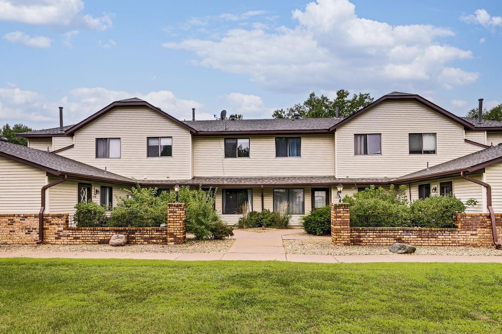 1554 Helmo Avenue N, Oakdale, MN 55128