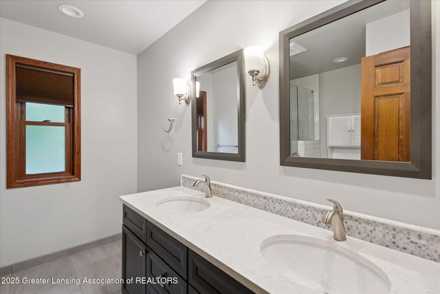 12931 Oneida Woods Trail, Grand Ledge, MI 48837