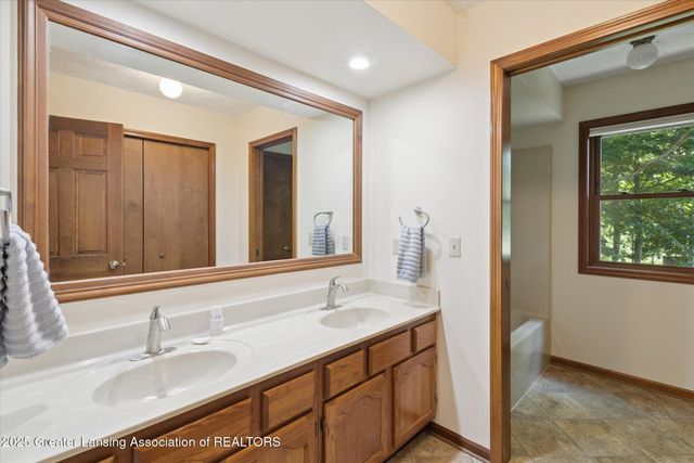 12931 Oneida Woods Trail, Grand Ledge, MI 48837