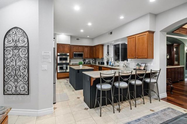 2270 Summit Drive, Escondido, CA 92025