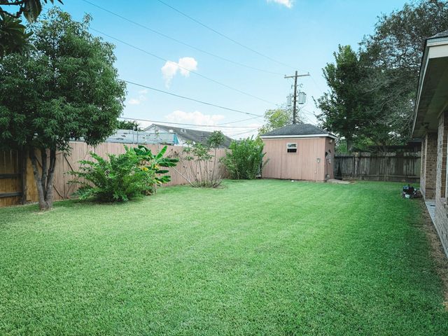 1102 N Shepherd Drive, Baytown, TX 77520
