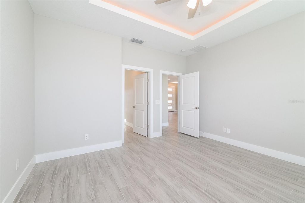 Image 12 of property listing at 1055 DESMOINES LANE, Poinciana, FL 34759