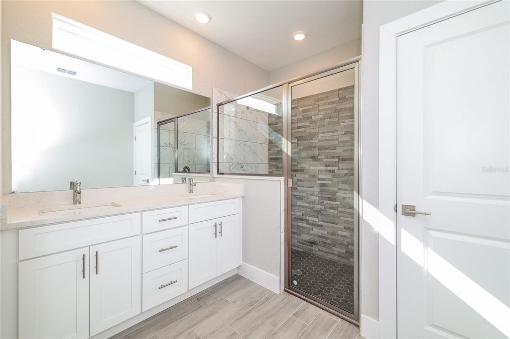 Image 10 of property listing at 1055 DESMOINES LANE, Poinciana, FL 34759