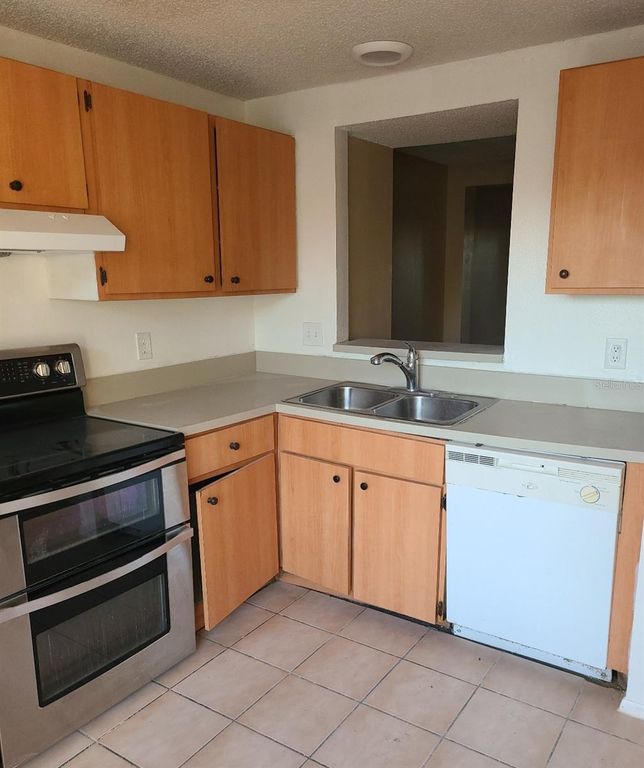 Image 2 of property listing at 4916 SILVER OAKS VLG E, Orlando, FL 32808
