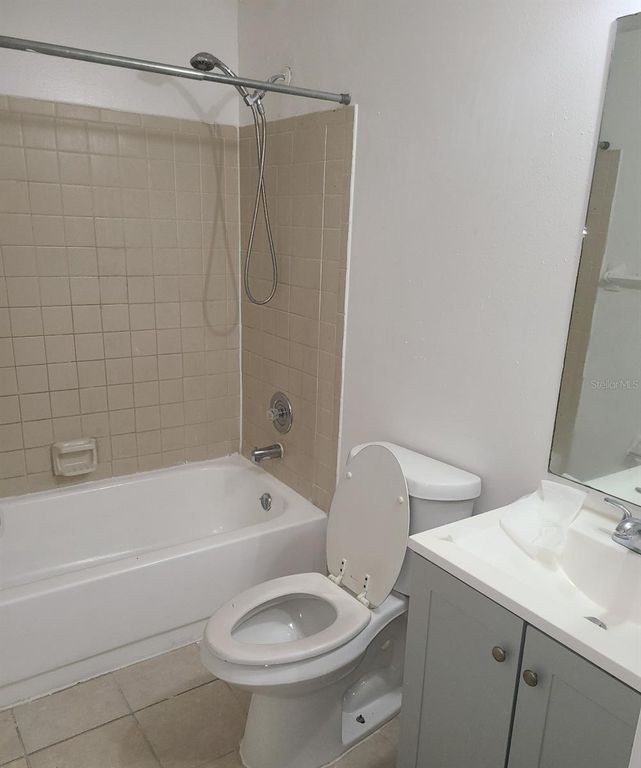 Image 15 of property listing at 4916 SILVER OAKS VLG E, Orlando, FL 32808