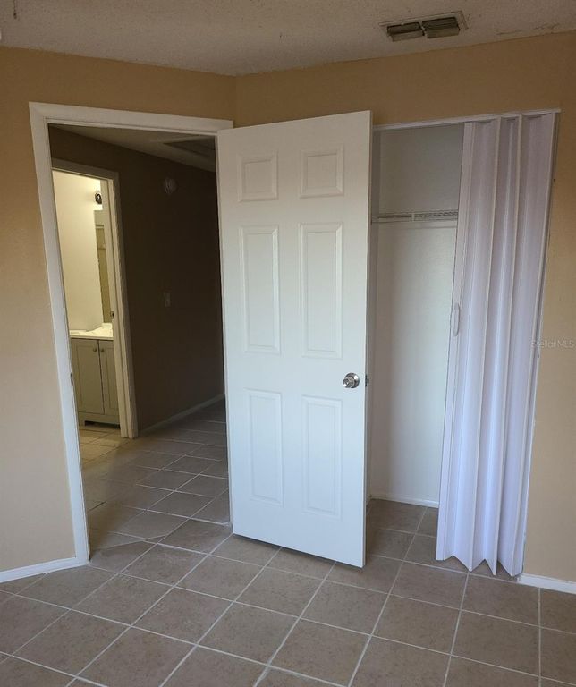 Image 19 of property listing at 4916 SILVER OAKS VLG E, Orlando, FL 32808