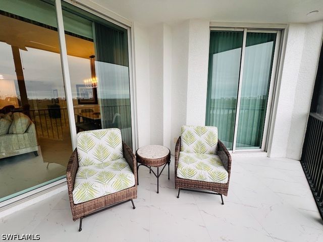 425 Cove Tower DR 902, Naples, FL 34110