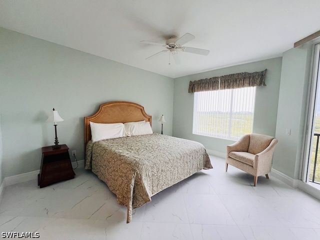 425 Cove Tower DR 902, Naples, FL 34110