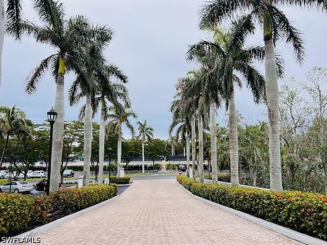 425 Cove Tower DR 902, Naples, FL 34110