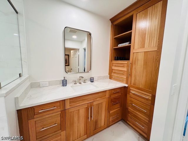 425 Cove Tower DR 902, Naples, FL 34110