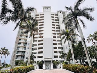 425 Cove Tower DR 902, Naples, FL 34110