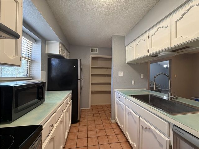 2825 Vancouver Dr, Corpus Christi, TX 78414