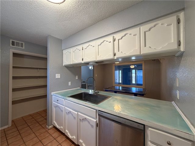2825 Vancouver Dr, Corpus Christi, TX 78414