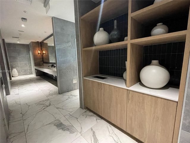 90 SW 3rd St 1205, Miami, FL 33130