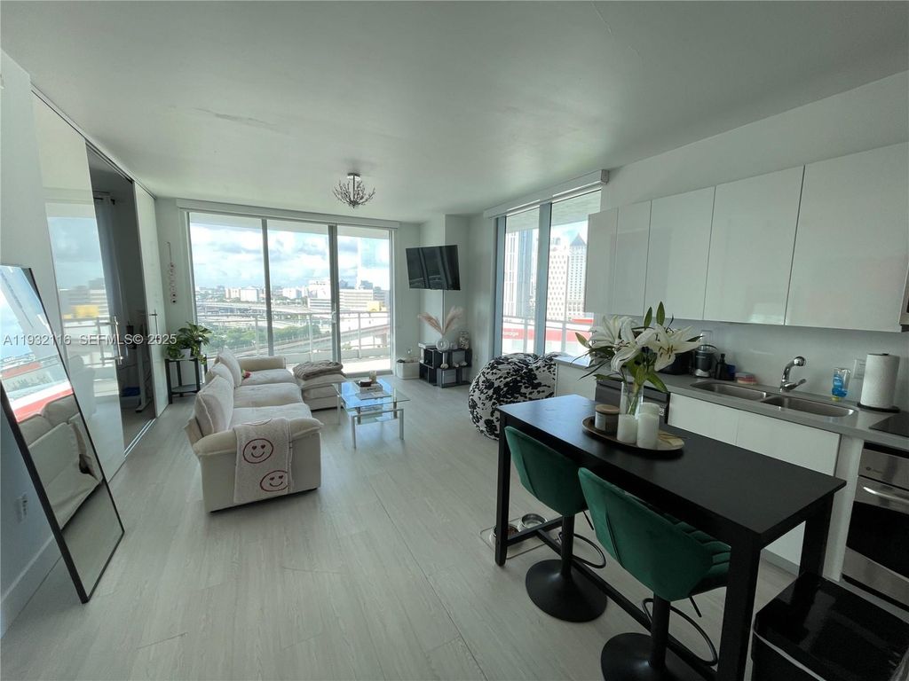 90 SW 3rd St 1205, Miami, FL 33130