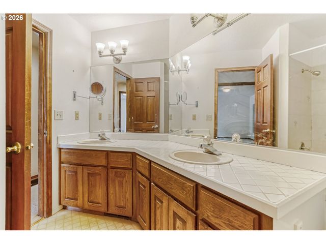 12160 Sw WILDWOOD St, Tigard, OR 97224