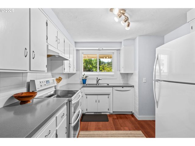 1490 CAROBELLE Ct, Cottage Grove, OR 97424